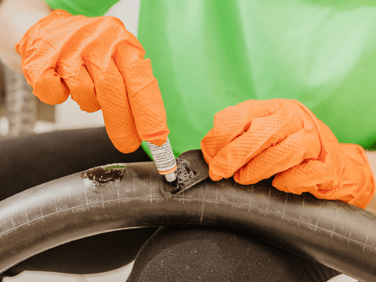 Ein hilfreicher Artikel um deinen Fahrradschlauch zu reparieren. Damit du das einfach durchführen kannst befolge einfach dies Anleitung und benutze dazu diese Utensilien.